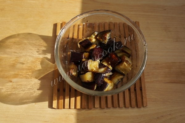 Выложить баклажаны