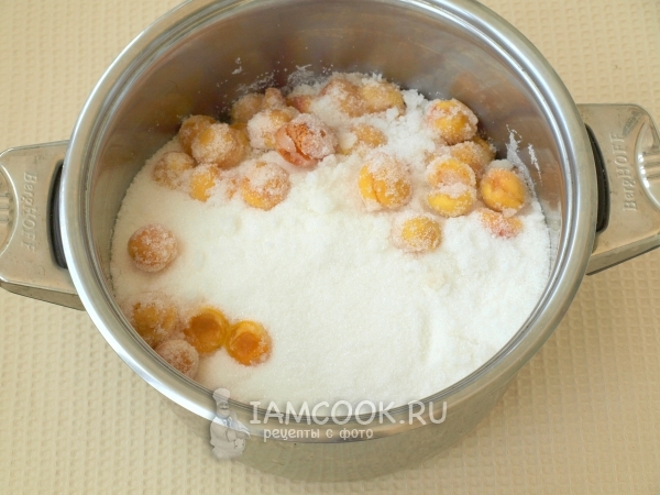 Засыпать абрикосы сахаром