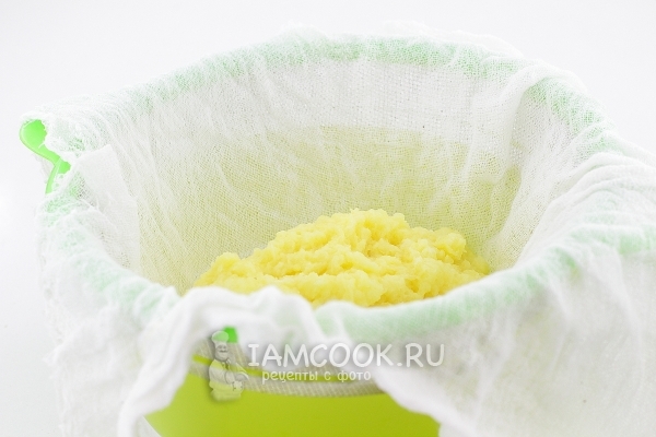 Положить картофельную массу на марлю