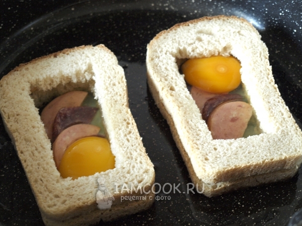 Вбить яйцо в хлеб