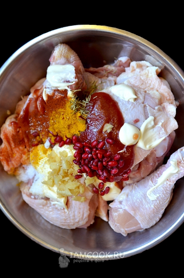 Положить к курице ингредиенты для соуса