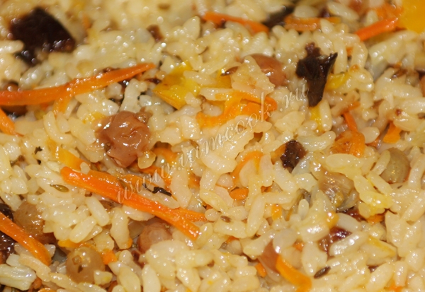 Постный плов с фруктами