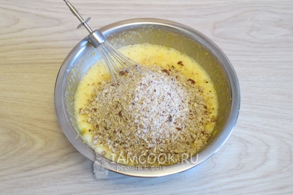 Всыпать сухари и орехи