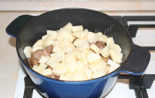 Картошка и индейка в казане