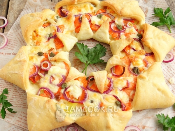 Готовая пицца «Солнце» с форелью и картофелем