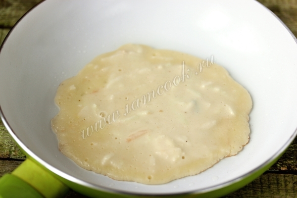 Жарим блинчики с тертым яблоком на сковороде