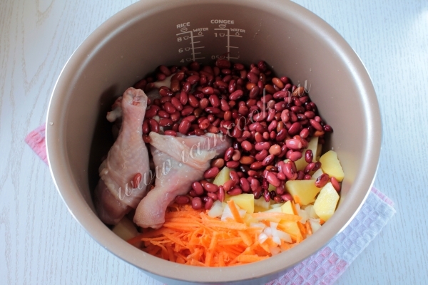 Ингредиенты для фасолевого супа в чаше мультиварки