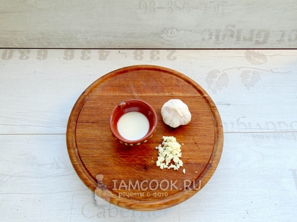 Измельчить чеснок и смешать воду с крахмалом