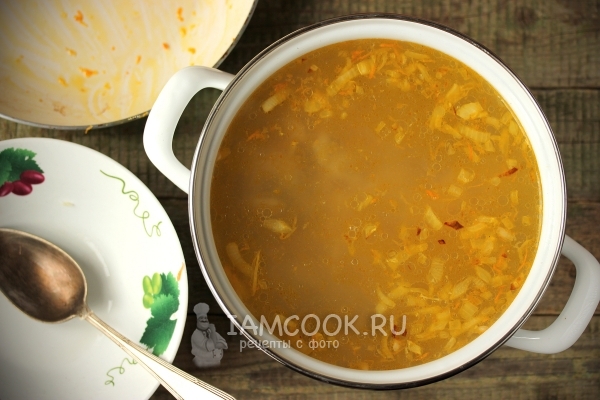 Положить фасоль и зажарку