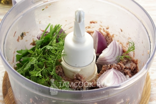 Положить в блендер мясо, лук и зелень