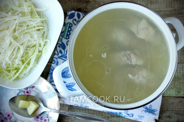 Положить в бульон картофель