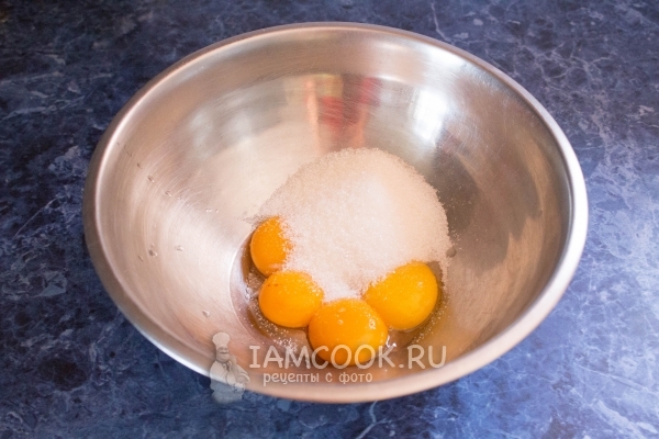 Смешать желтки с сахаром