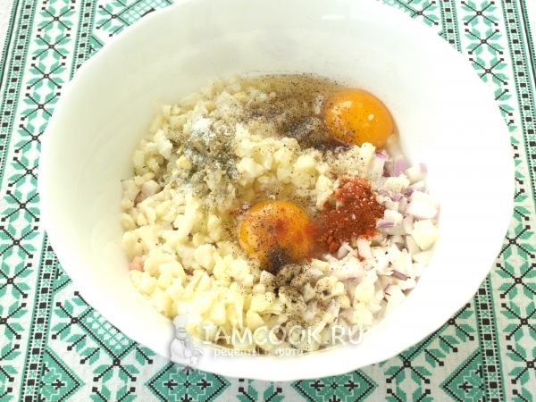 Добавить яйца, соль и специи