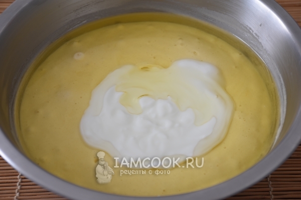 Добавить йогурт, масло и муку