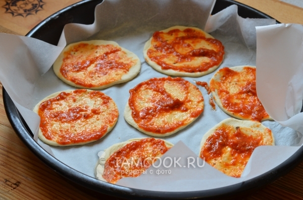 Смазать тесто соусом