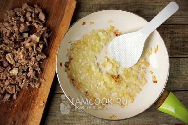 Обжарить лук