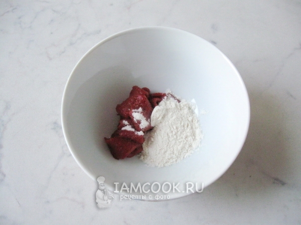 Соединить муку и томатную пасту