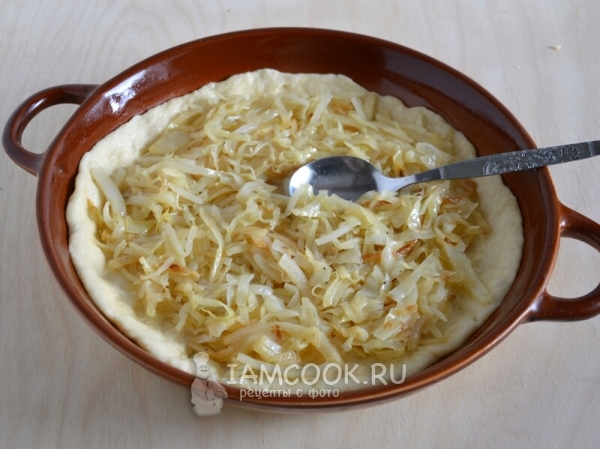 Выложить начинку на тесто