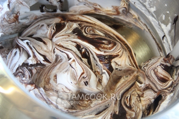 Слегка размешать шоколад с белком