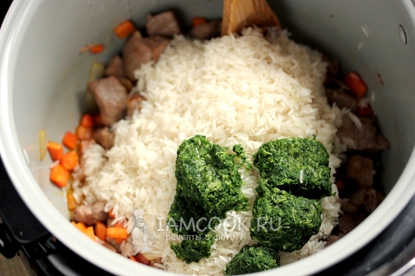 Добавить рис и шпинат