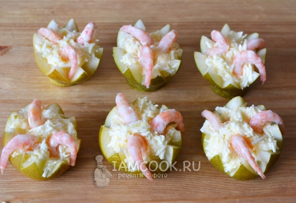 Выложить на грушу начинку с креветками