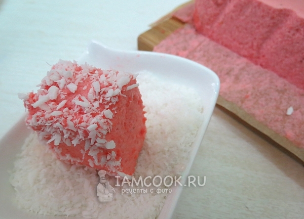 Обвалять кусочек муса в кокосовой стружке