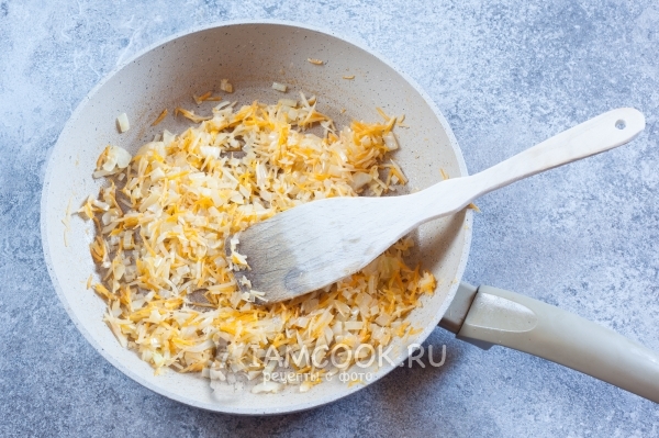 Обжарить лук, морковь и корень петрушки