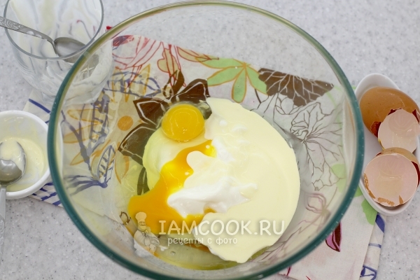 Соединить яйца, сметану и масло с сахаром