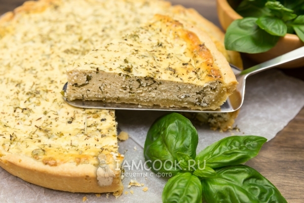 Фото открытого пирога с творогом и зеленью