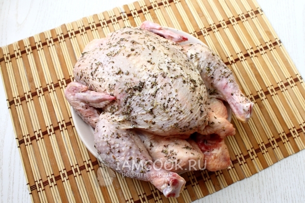 Тушка курицы в специях