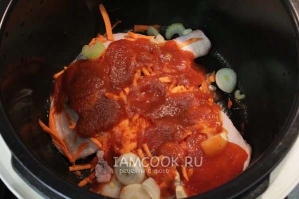 Добавить воды и томатную пасту