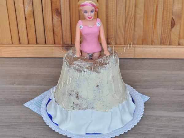 Вставить куклу в торт