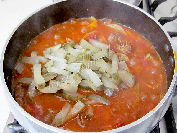 Добавить в азу соленые огурцы