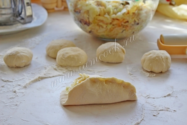 Лепим пироги с капустой