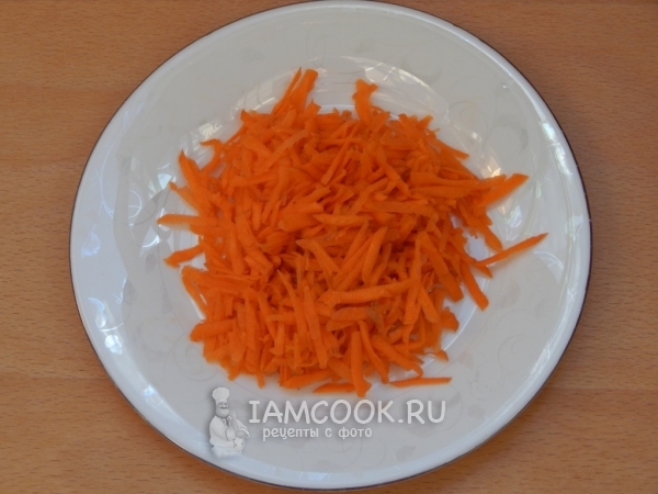 Натереть морковь