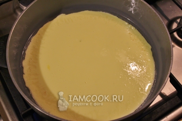 Вылить яичную смесь на сковороду