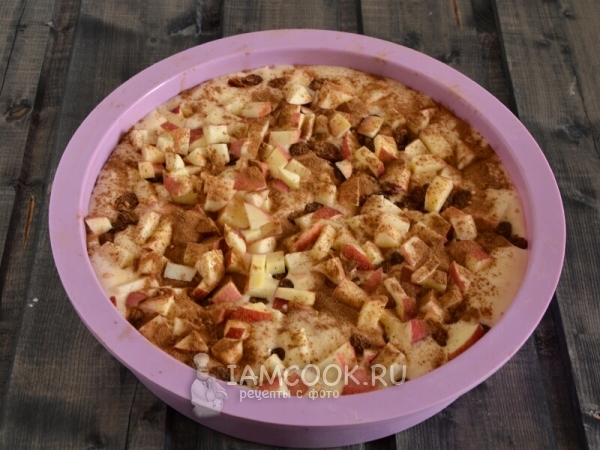 Выложить в форму тесто и яблоки с корицей