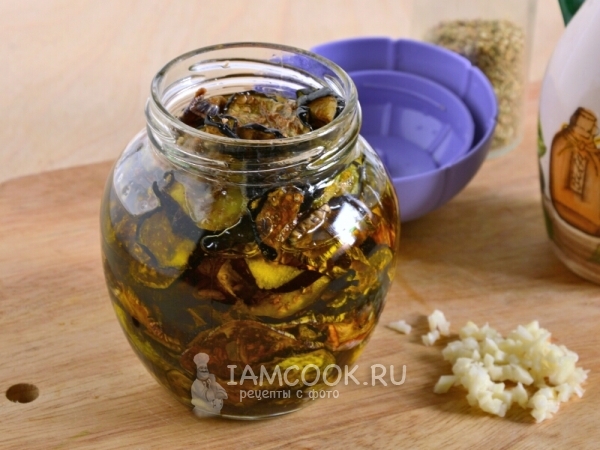 Залить баклажаны в банке маслом