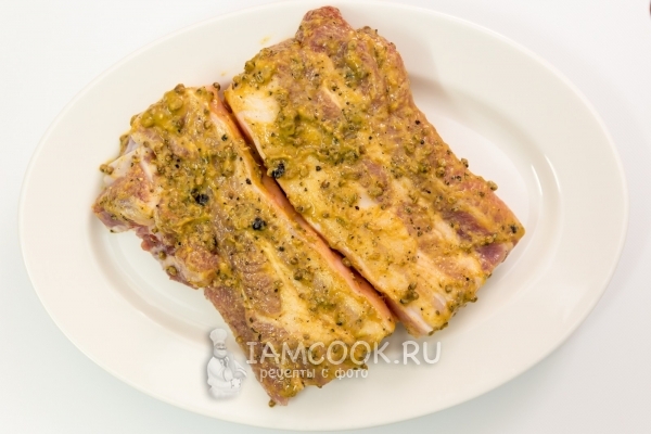 Обмазать смесью грудинку