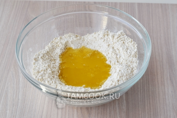 Влить растопленное масло