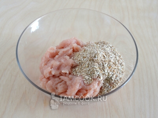 Соедините хлопья и куриный фарш