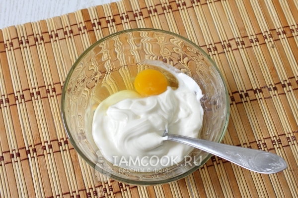 Смешать яйцо, сметану и майонез