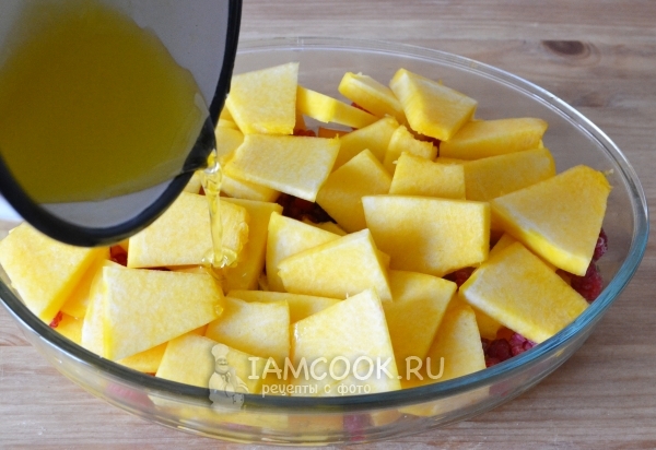 Выложить слой тыквы и полить медом