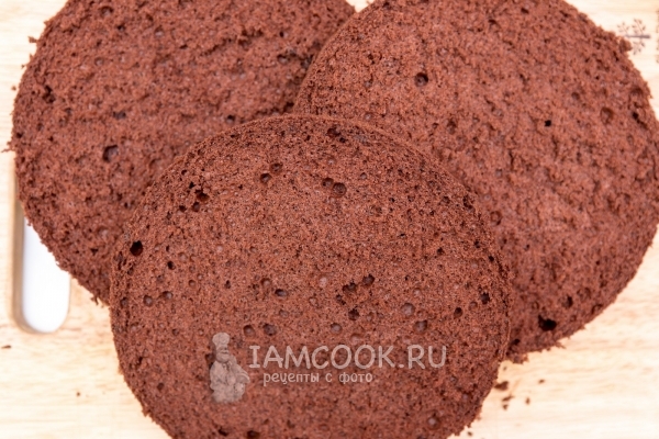 Разрезать бисквит на коржи