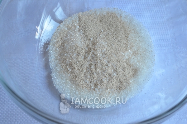 Добавить дрожжи и соль