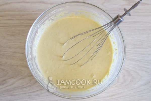 Влить воду и размешать тесто