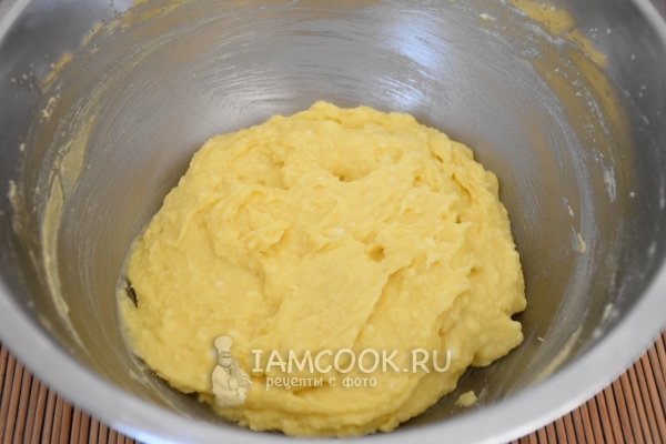 Всыпать муку и размешать тесто