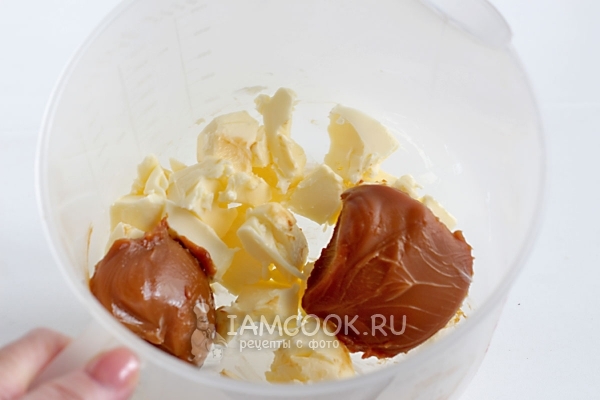 Соединить сгущенку с маслом