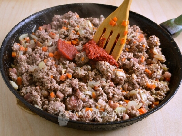 Положить томатную пасту