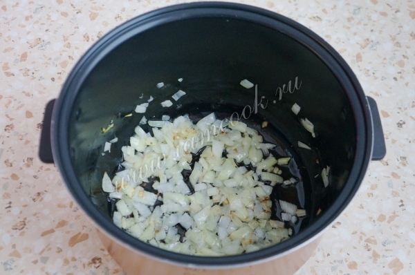 В чаше мультиварки обжарить лук